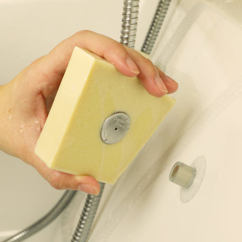 Porte-savon aimanté et savon naturel : comment composer le duo cadeau zéro déchet parfait