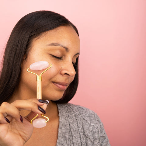 Rouleau visage et acné : peut-on l'utiliser sans diffuser les bactéries ?