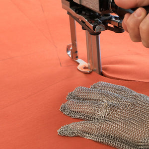 couture artisanale à la main des vêtements comme avant