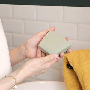 savon à l'huile de baie de laurier, à l'argile verte pour la peau du visage et du corps par comme avant