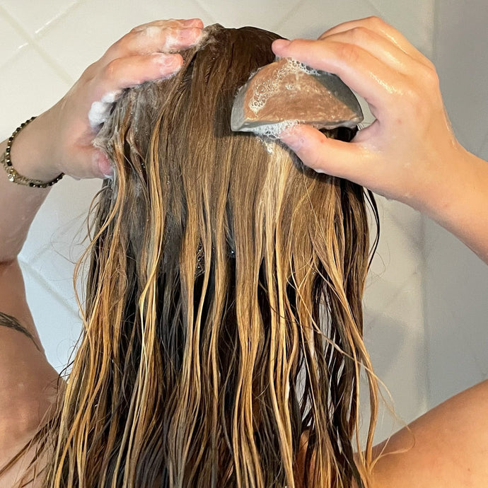 Shampoing solide pour cheveux gras à l'huile de sésame comme avant