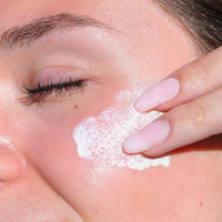 utilisation crème solaire liquide comme avant zoom visage