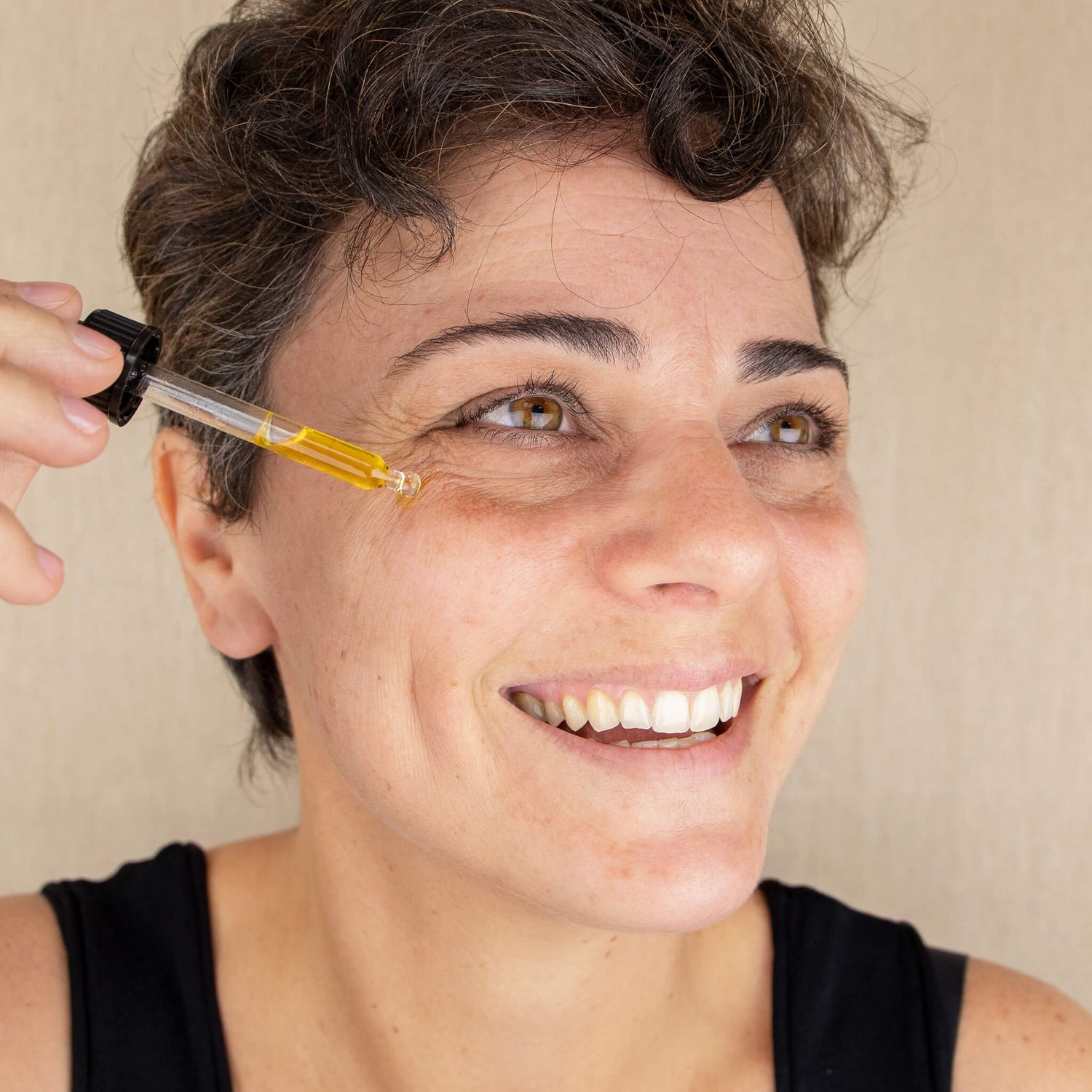 Applicazione del siero anti-età Comme Avant